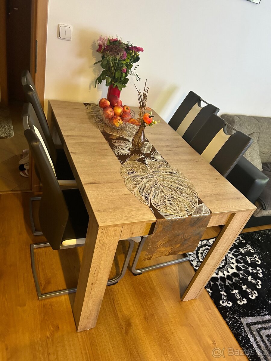 Prodám jídelní stůl rozkládací