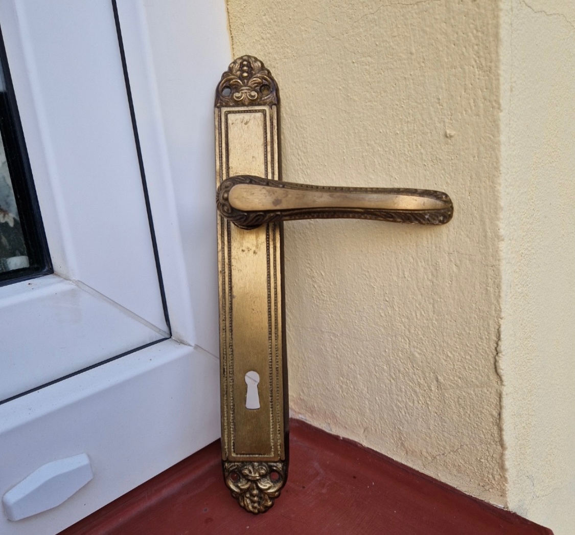 Mosazné dveřní kování (kliky)