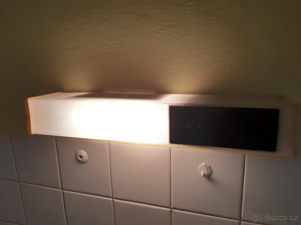 Lampička se zásuvkou