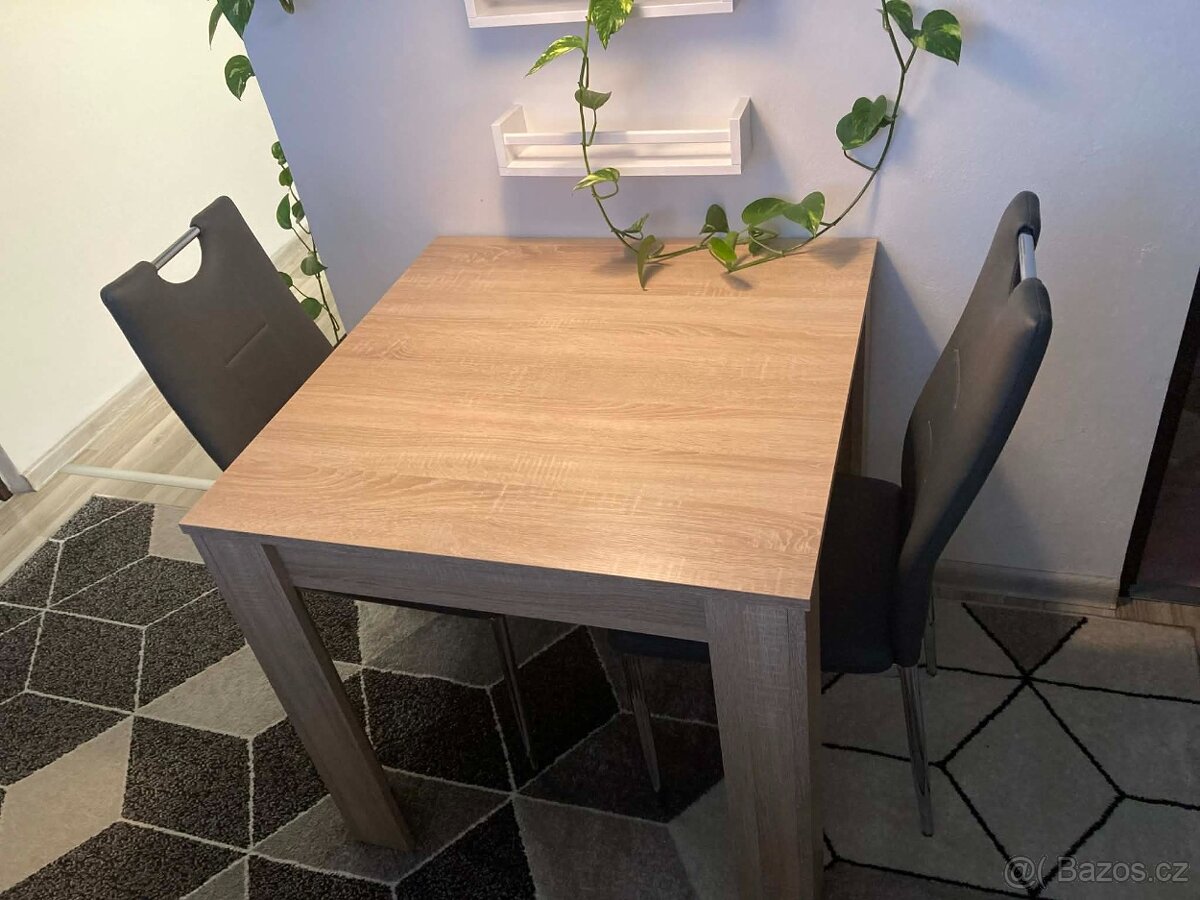 Jídelní stůl ve čtvercovém tvaru ,2x židle