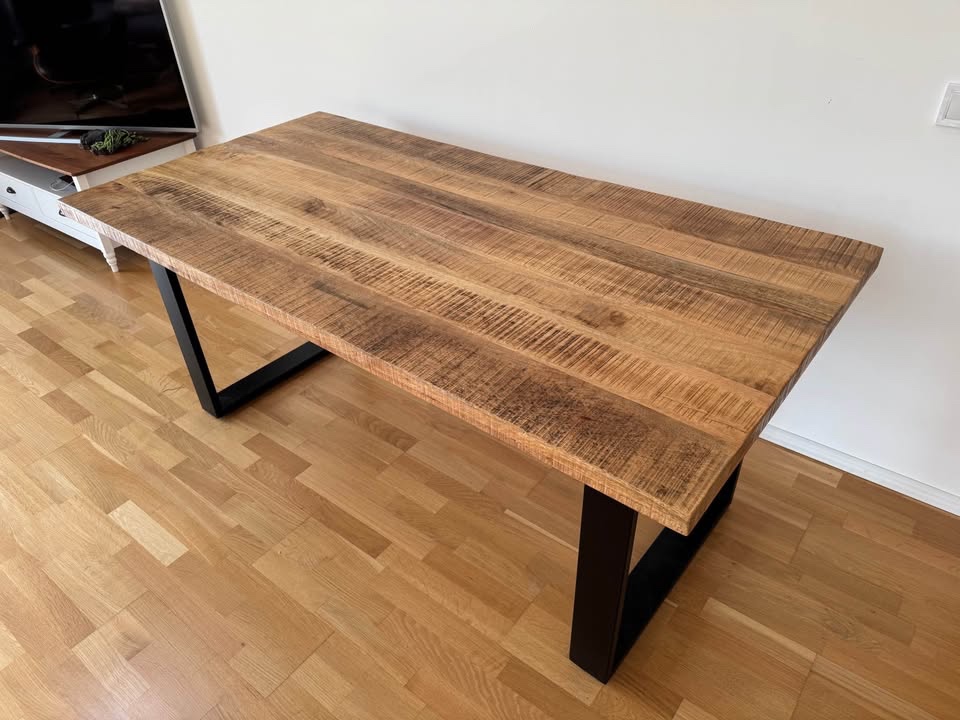 Krásný industriální jídelní stůl z mangového dřeva