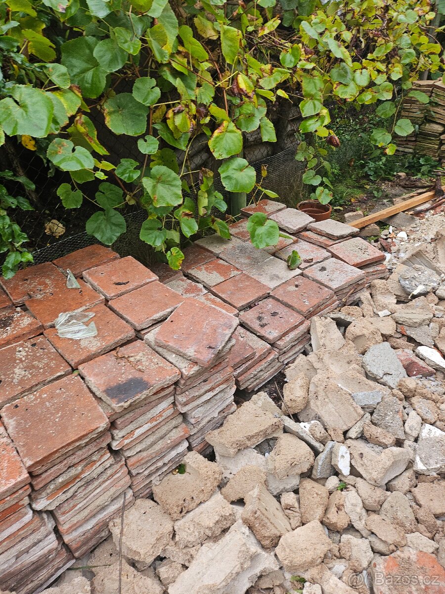 Stará pálená dlažba z půdy