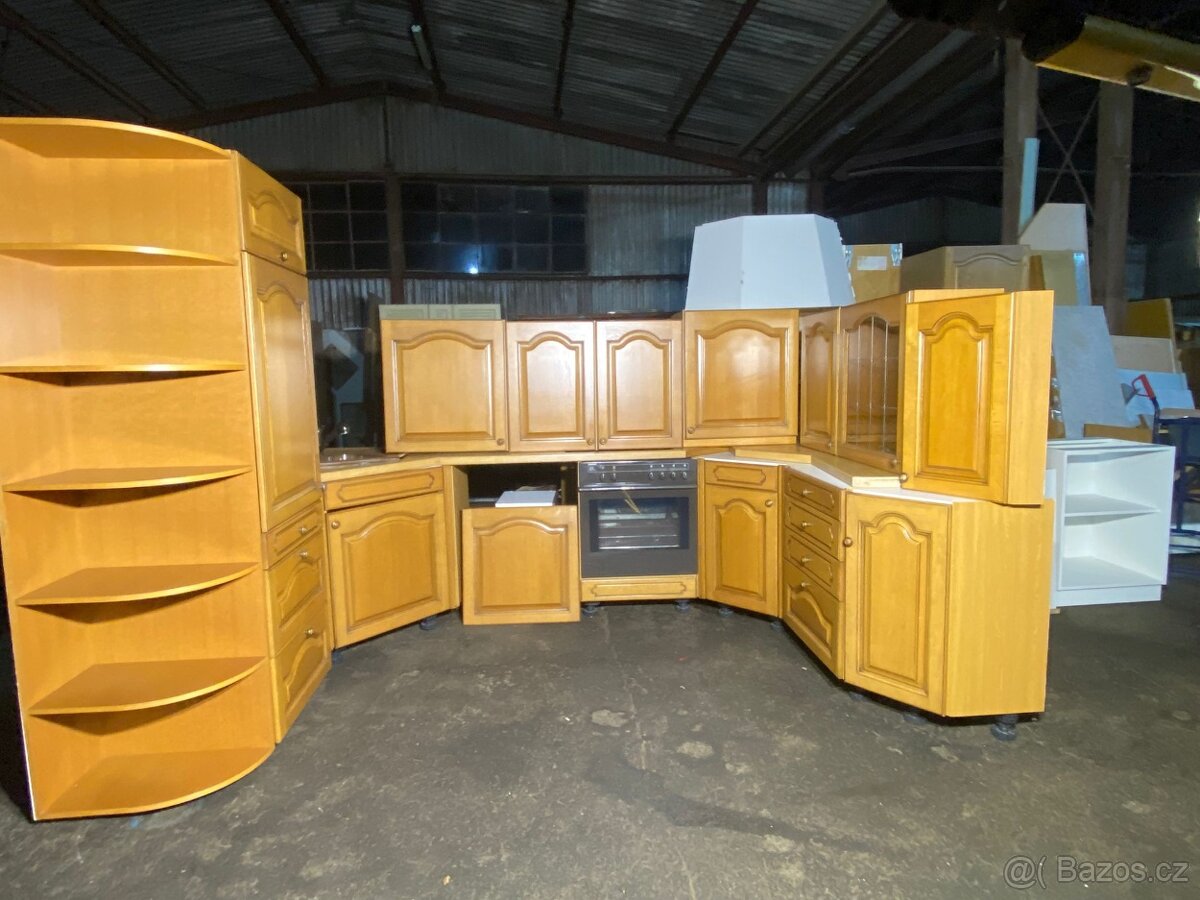 Masivní kuchyňská linka z Německa se spotřebiči