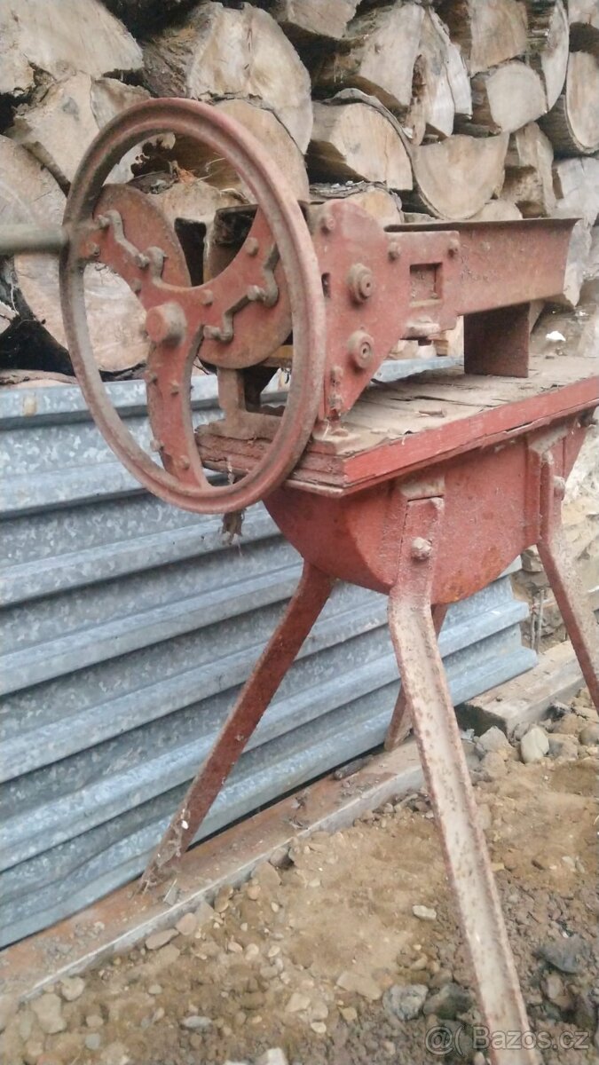 Řezačka píce a kopřiv