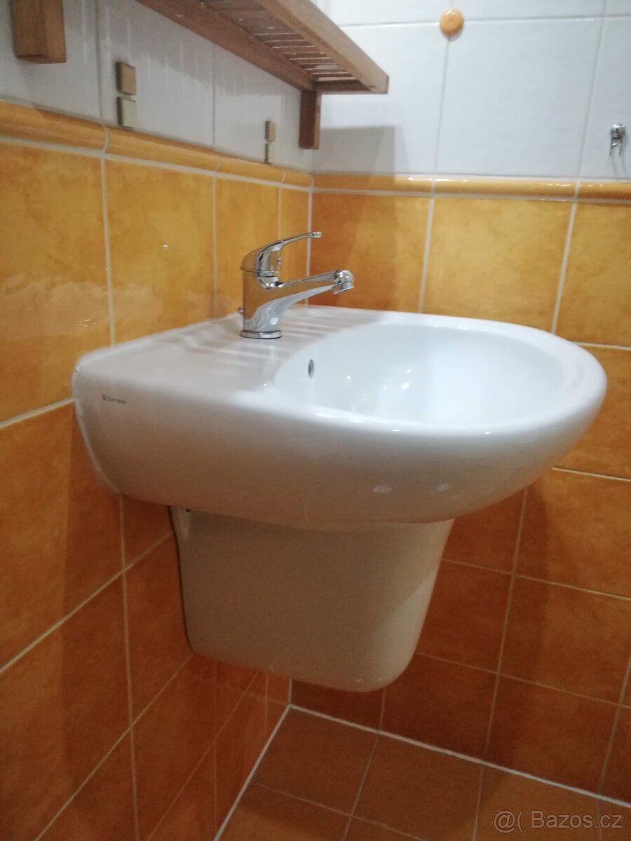 Umyvadlo s půlnohou