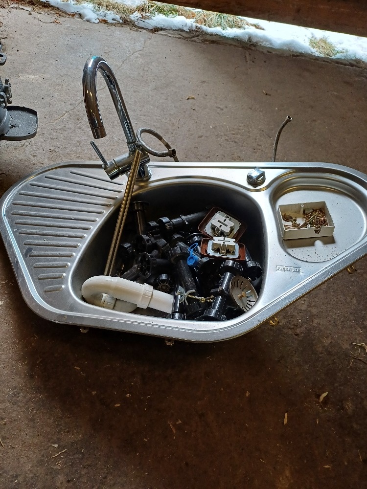 Rohový dřez s baterií