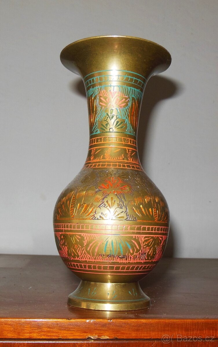 indická váza kovová