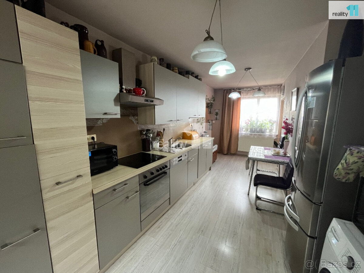 Prodej  domu s dvěma byty 1x 3+1 a 1x 2+1), 2x garáž, zahrad