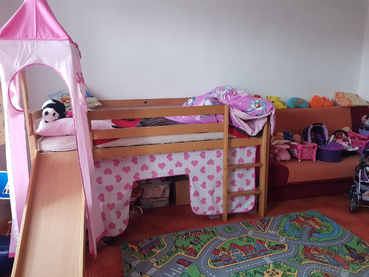 Dětská postel se skluzavkou