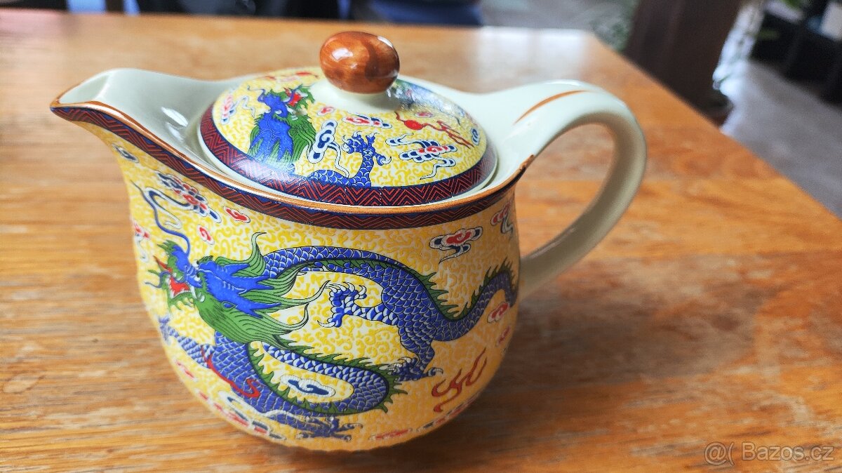 Japonská konvička na čaj, porcelánová konvička s drakem