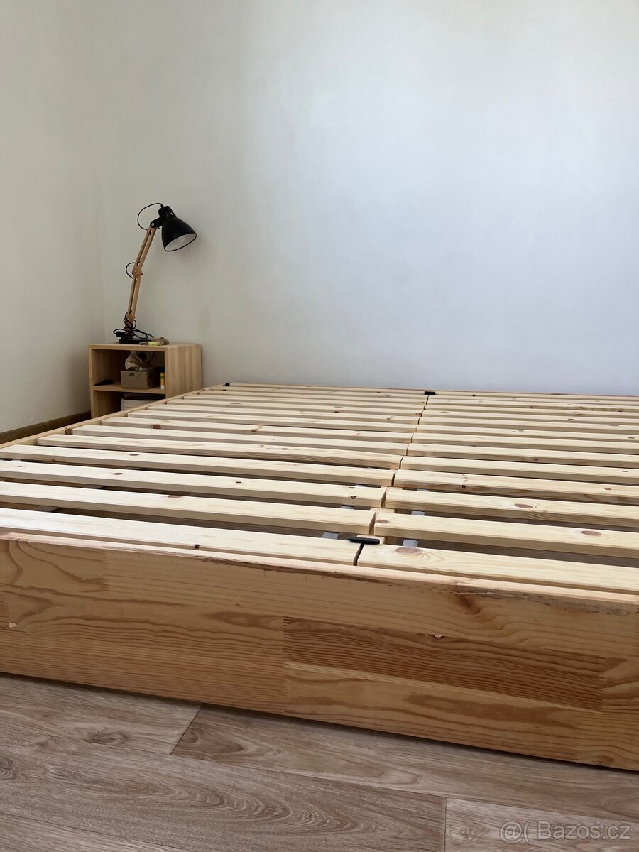 Dřevěná postel s roštem