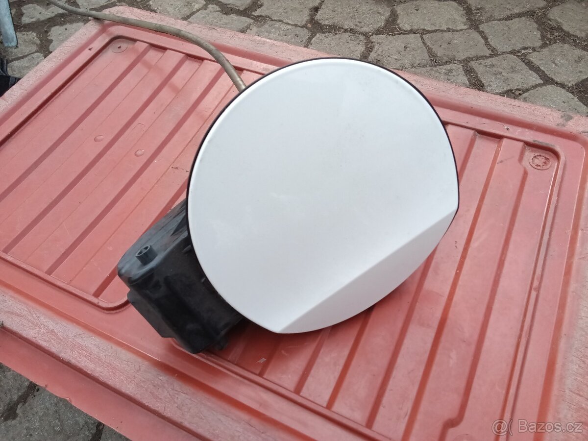 Rapid víčko nádrže bila barva