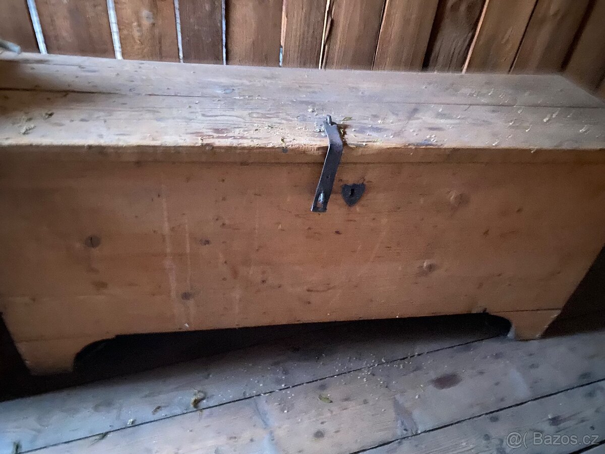 Starozitne truhla bedna sypka kovani kovová petlice zsmek