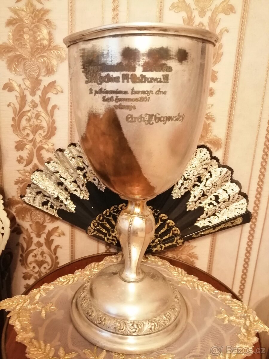 Starožitný stříbrný Vítězný pohár s roku 1931, 35 cm vysoký.