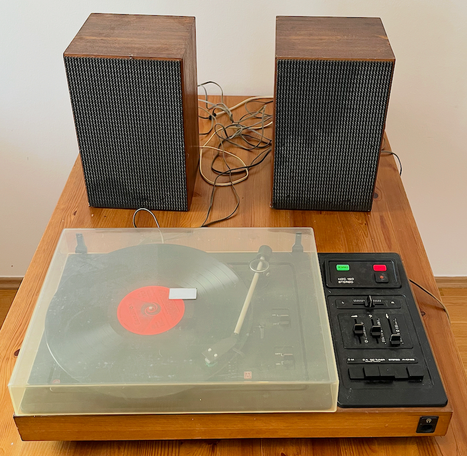 Retro gramofon Tesla NZC 150 Stereo + 2 repro – plně funkční