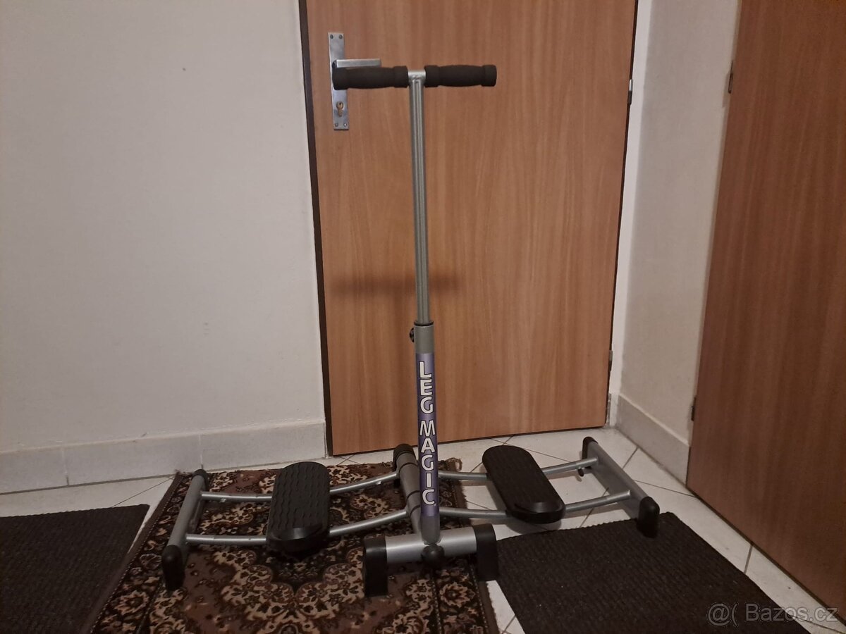 Cvičební stroj Leg Magic – na stehna, hýždě a boky