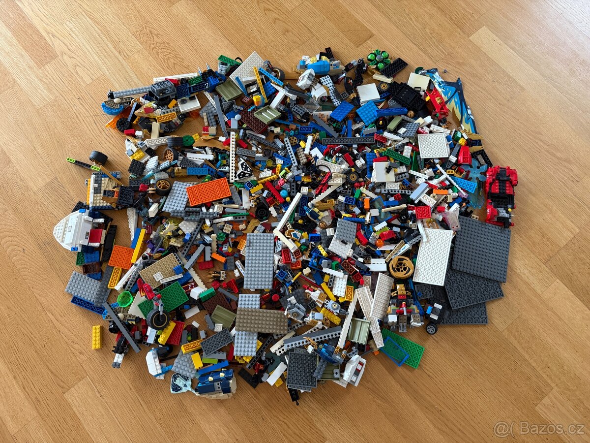 Prodám 4,3 kg LEGO kostek – velký mix