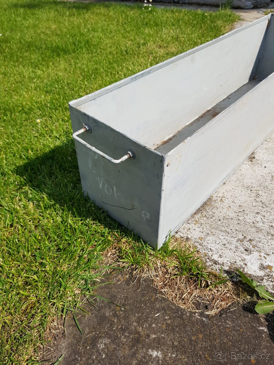 Úložné boxy, truhlíky