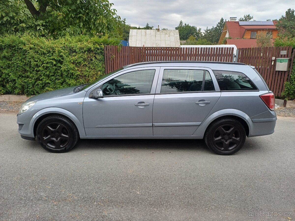 Benzínový Opel Astra 1.8..16V... Tempomat