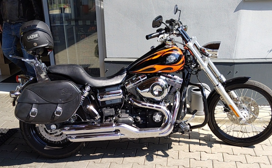 Harley Davidson Dyna Wide Glide s hromadou doplňků