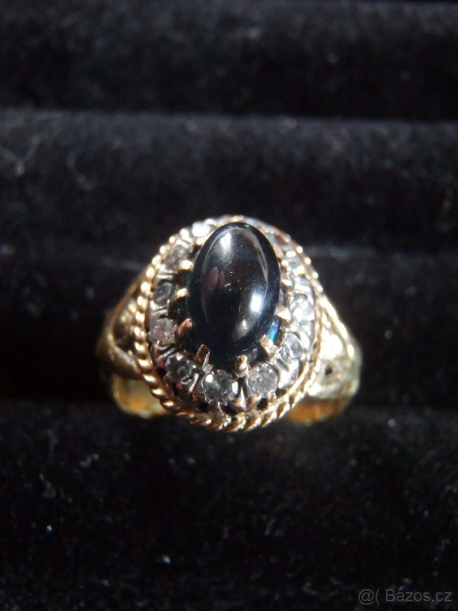 Starožitný zlatý 21,6K prsten se safírem a diamanty.