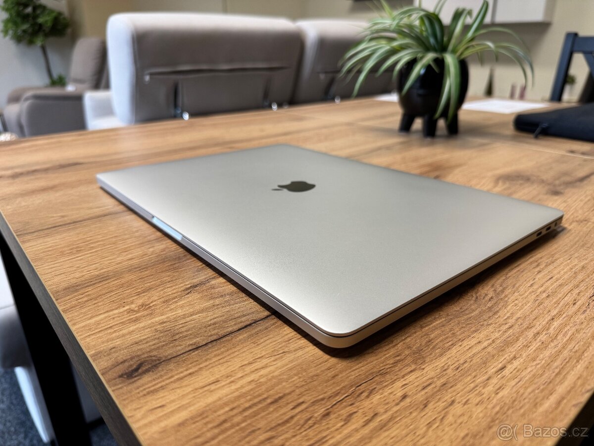 MacBook Pro 15” CTO – i7 / 16 GB RAM / 256 GB / Radeon 555