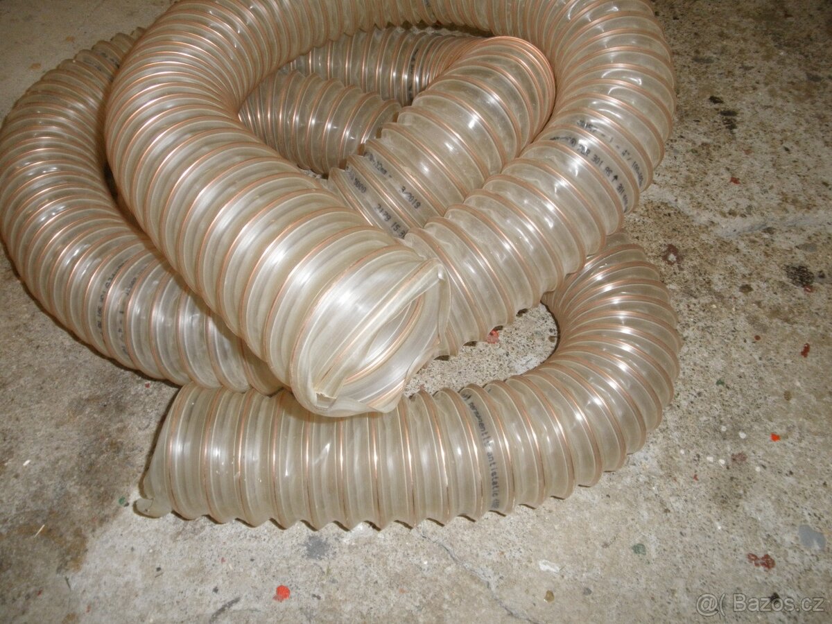 Hadice - k odsávání pilin.