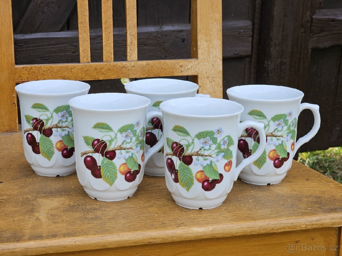 Sada porcelánových hrnků s třešněmi
