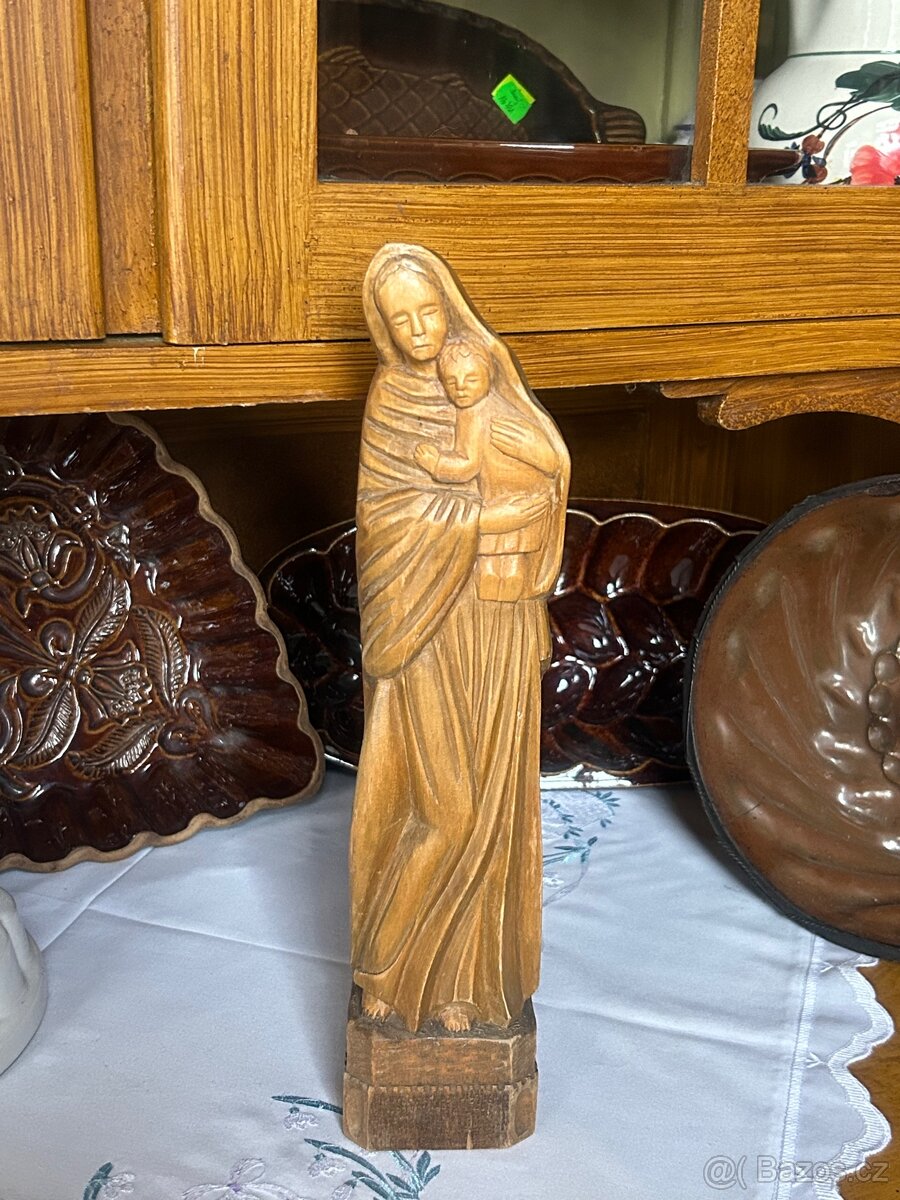 Dřevěná soška Panny Marie s Ježíškem – ruční řezba, 34 cm