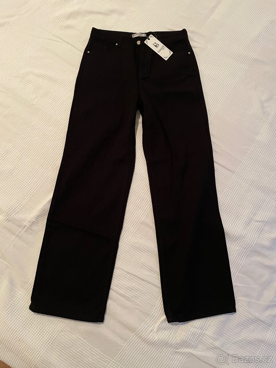 Černé džíny s širokými nohavicemi
