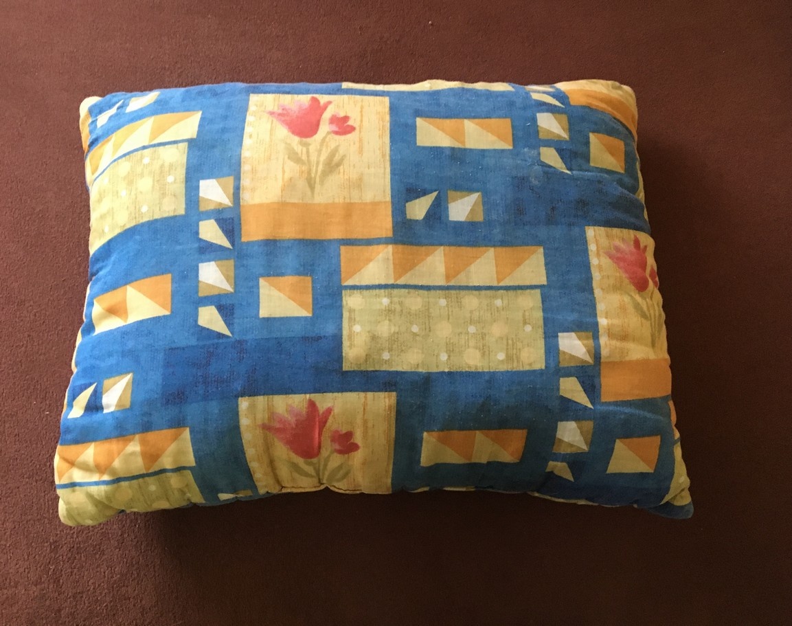 modro barevný polštář