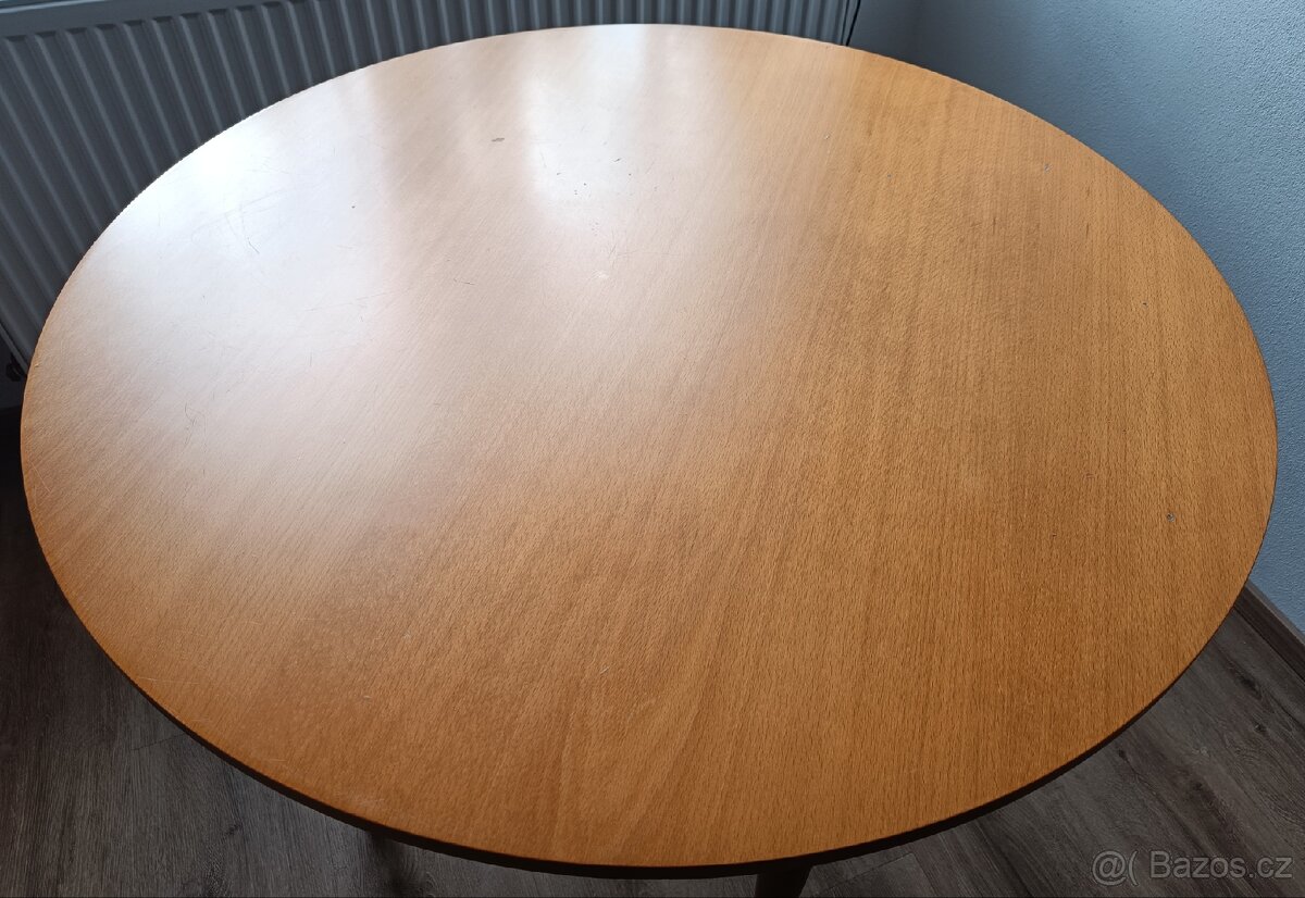 Stůl klasický jídelní dřevěný