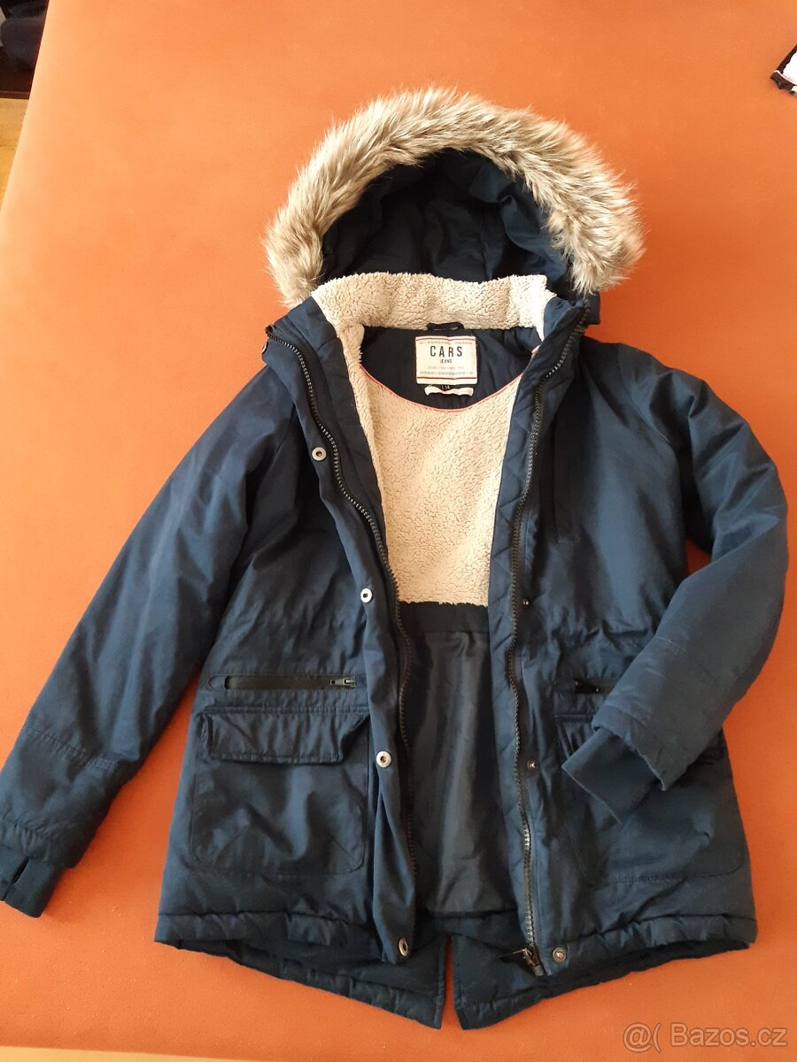 Dívčí zimní kabát s odepínací kapucou