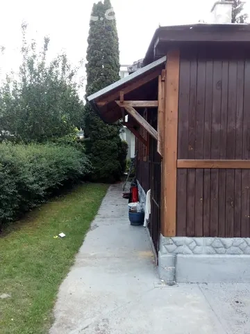 Vchodová stříška ze smrkového dřeva