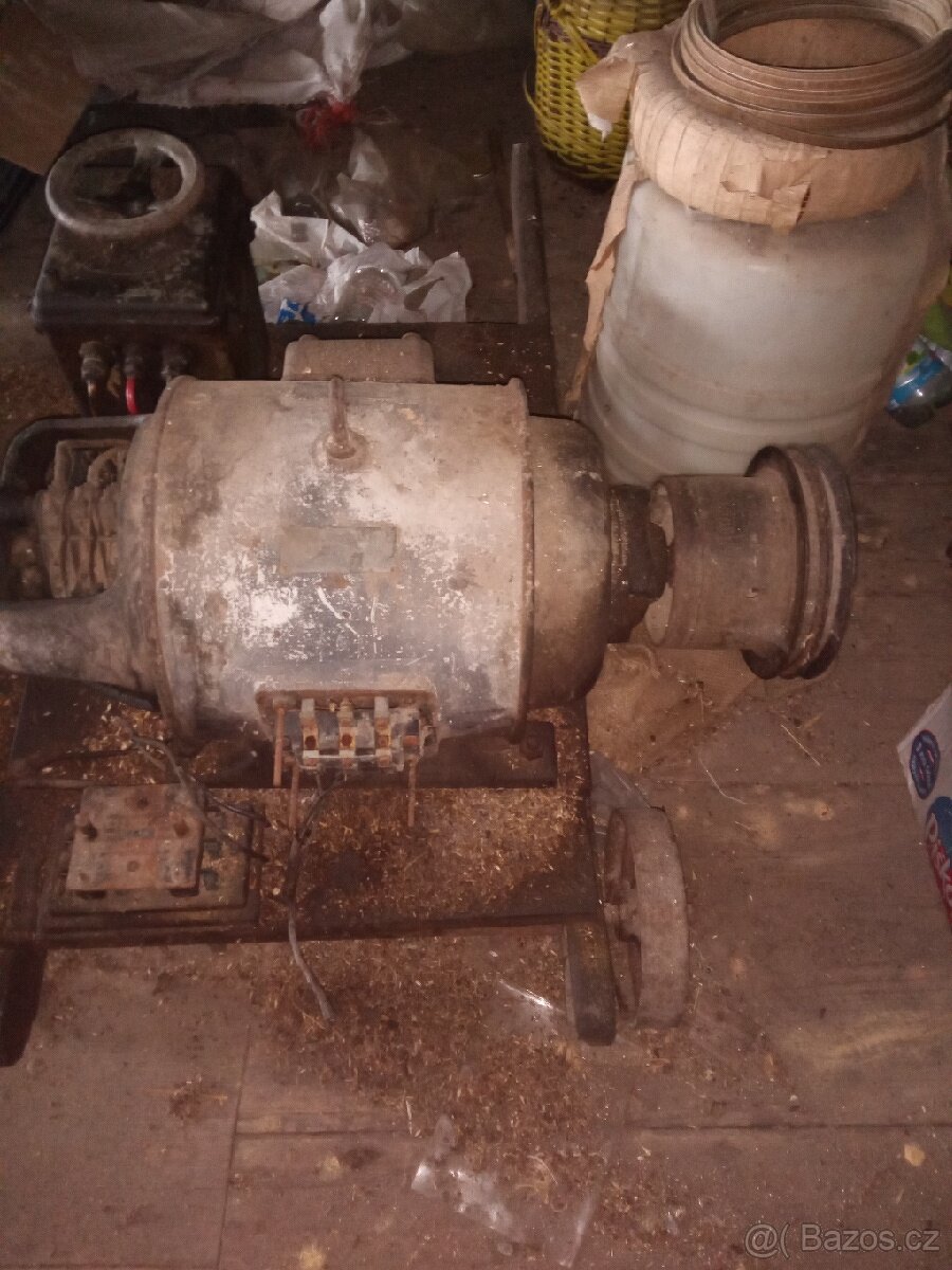 Historický velký elektromotor na vozíku i vyměním.