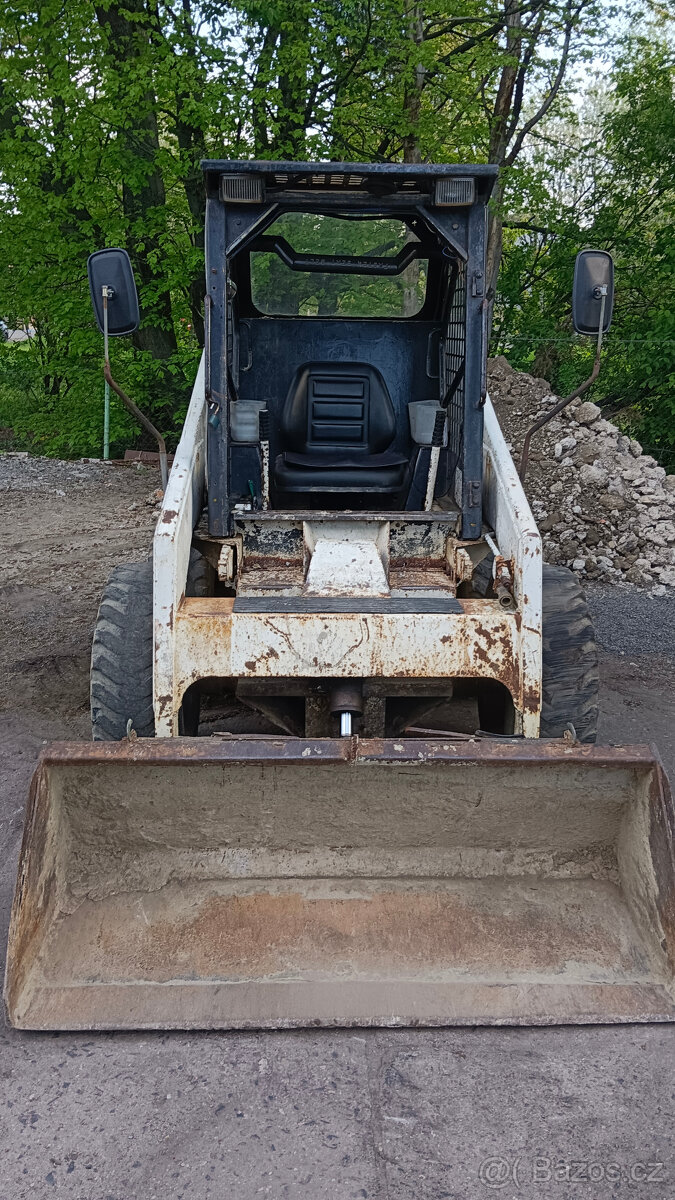Smykový nakladač bobcat 743