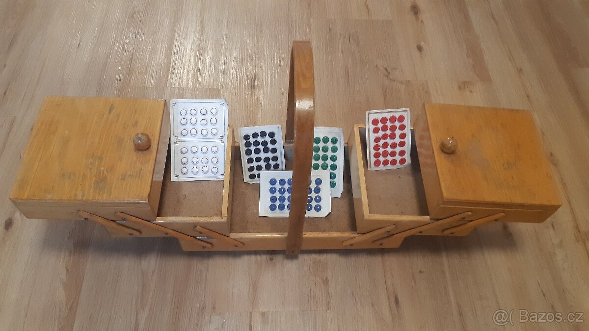 Retro rozkládací šitíčko s retro keramickými knoflíky