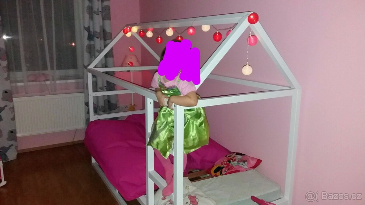 Postel domeček s žebrikem