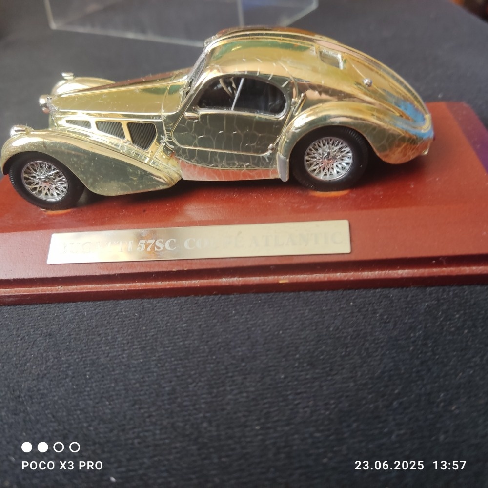 sbírka modelu aut a motorek