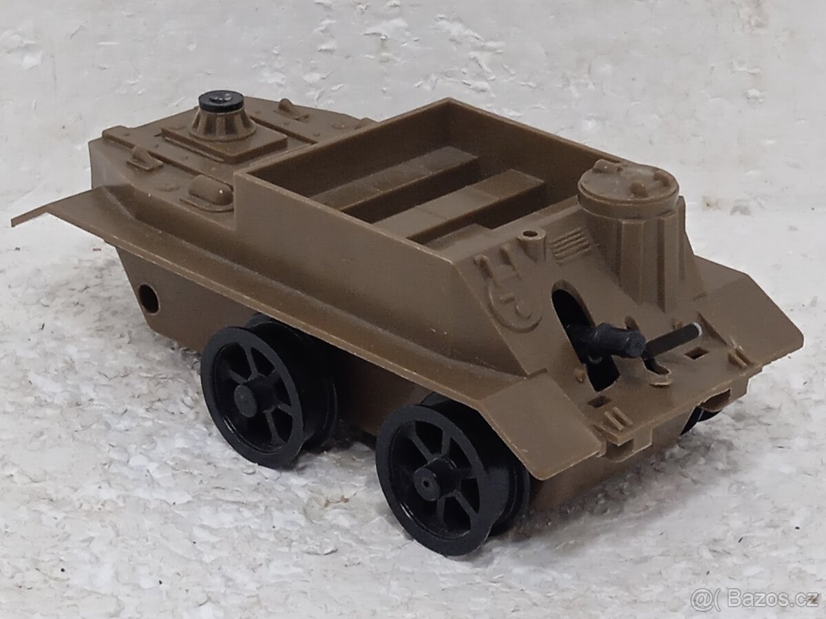 Retro obrněný transportér na klíček IGRA