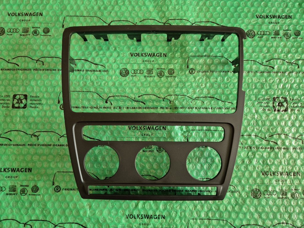 krytka spínačů (rámeček autorádia) Škoda Octavia II (1Z)