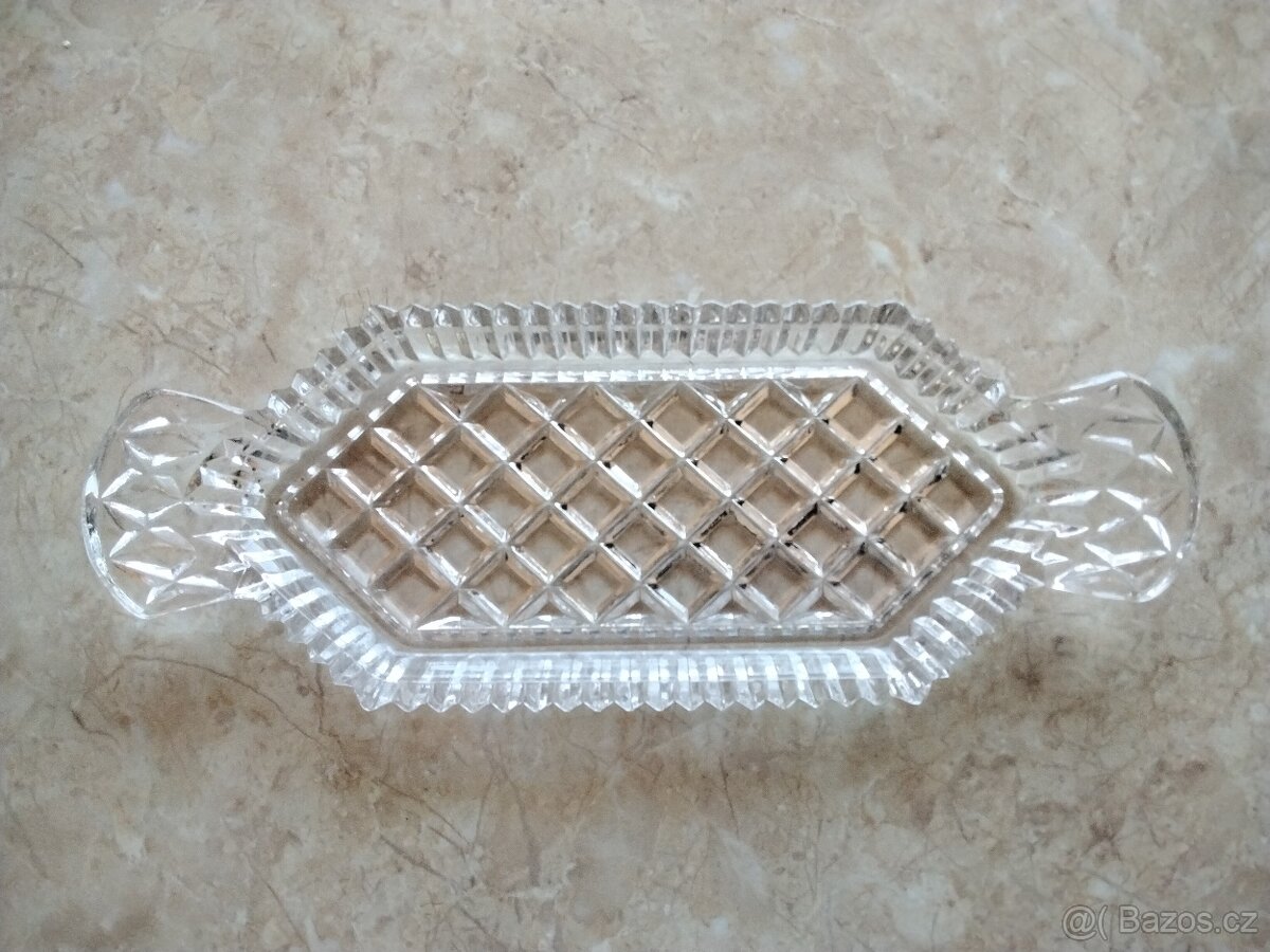 PRODÁM SKLENĚNÝ TÁCEK