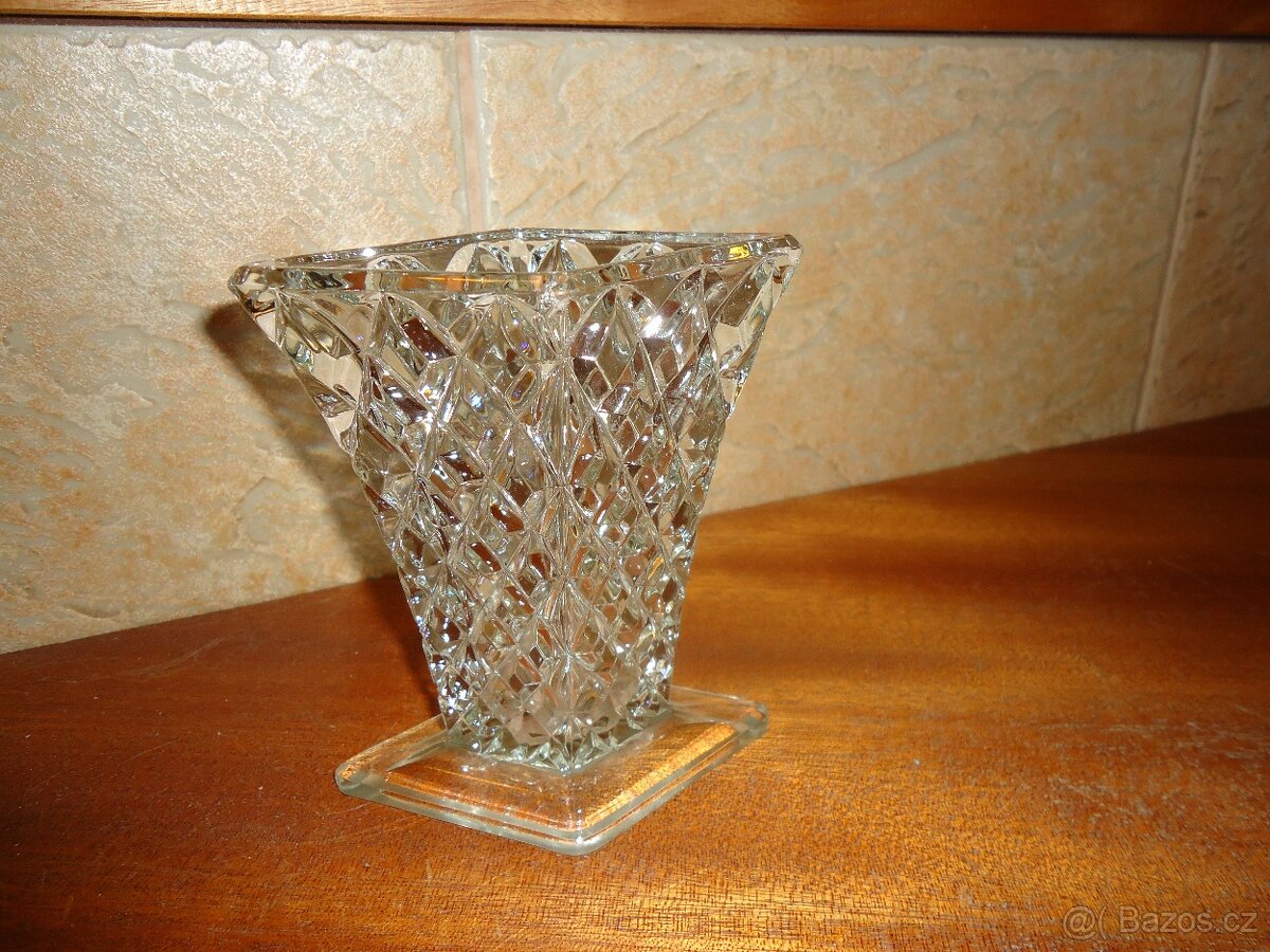 Stará váza / vázička V. Urban, čiré sklo ve stylu art deco