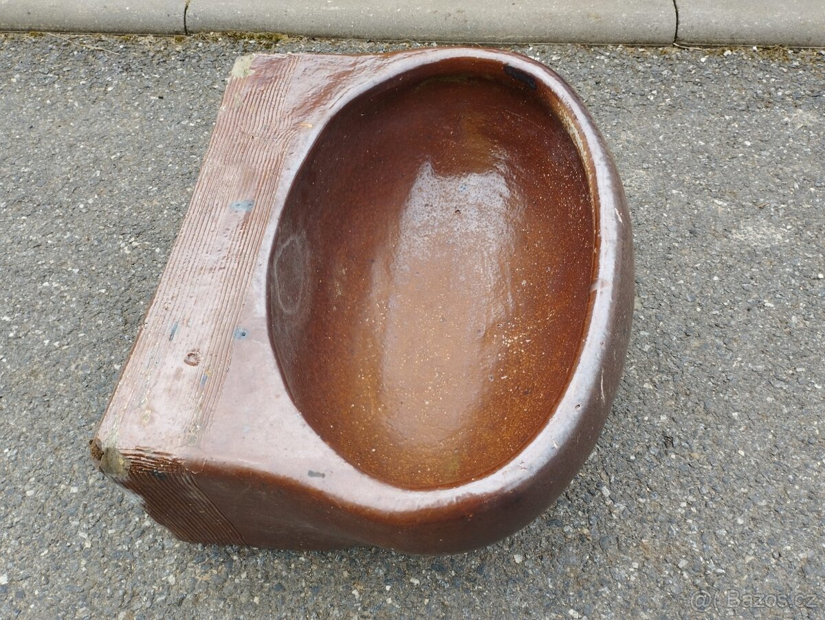 Stará napájecí nádoba (napajedlo)