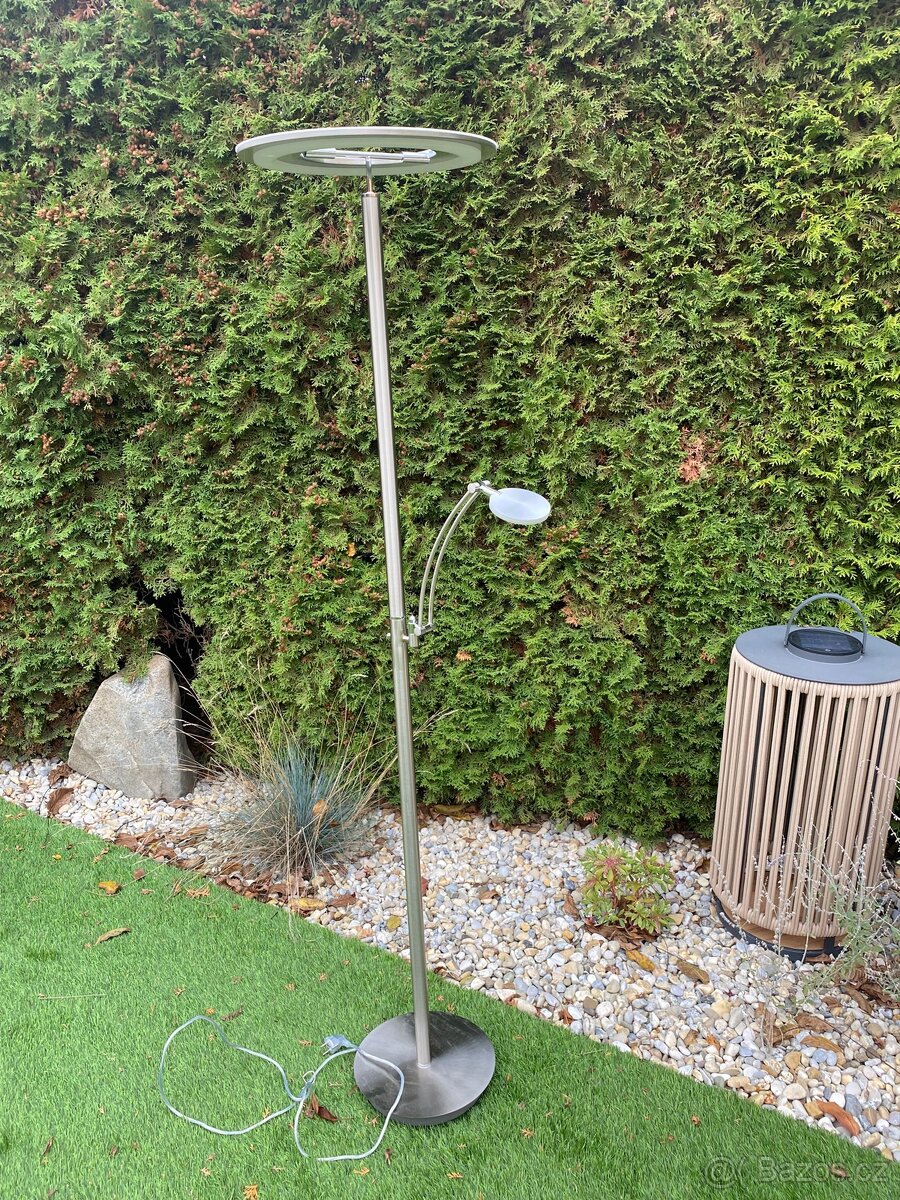 Stojaci lampa led nova