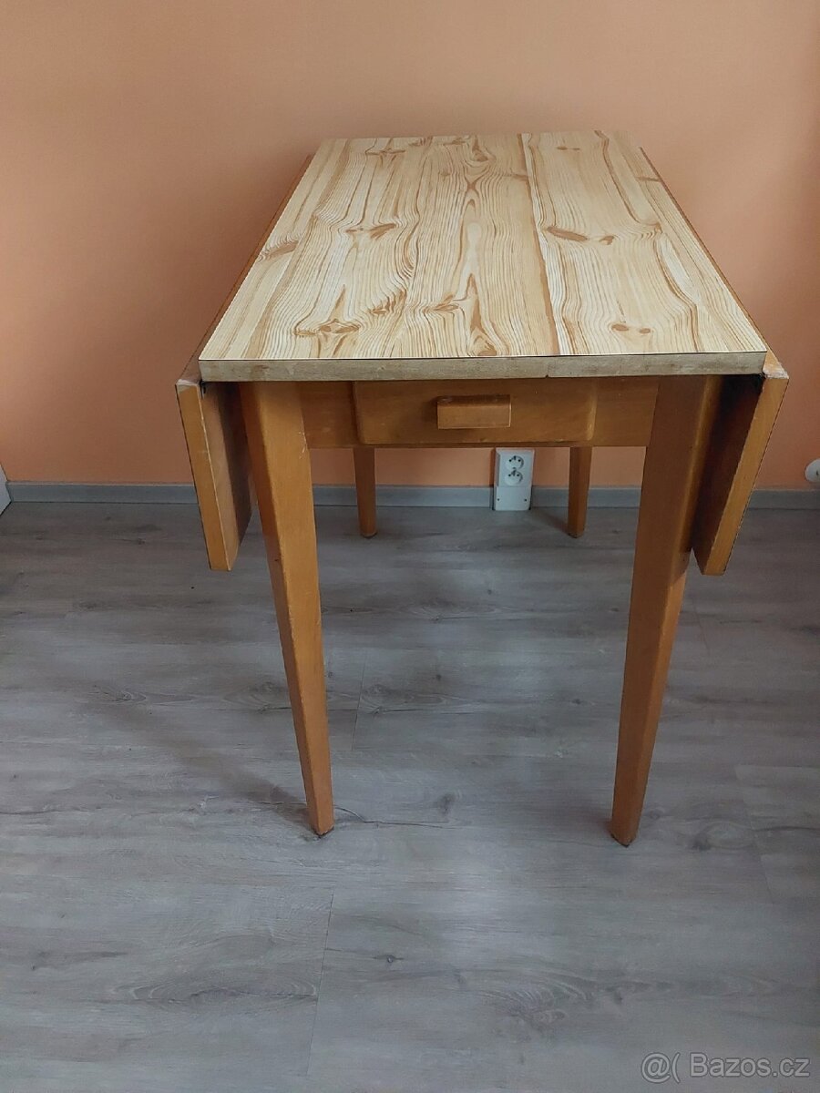 Prodám rozkládací stůl i s židlemi.