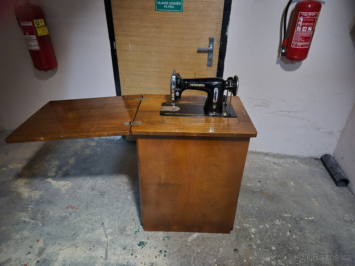šicí stroj Minerva