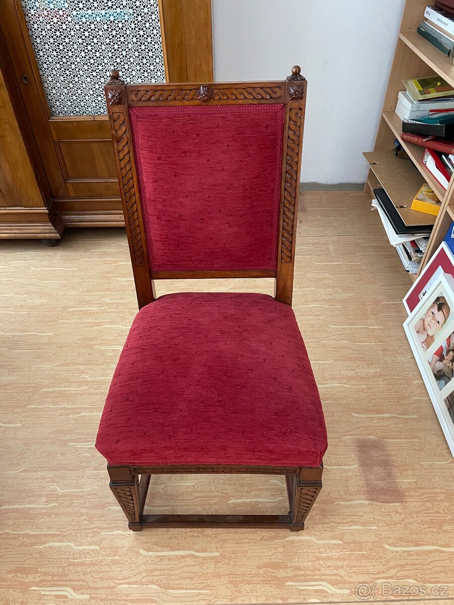 stul a 4 zidle, skrine