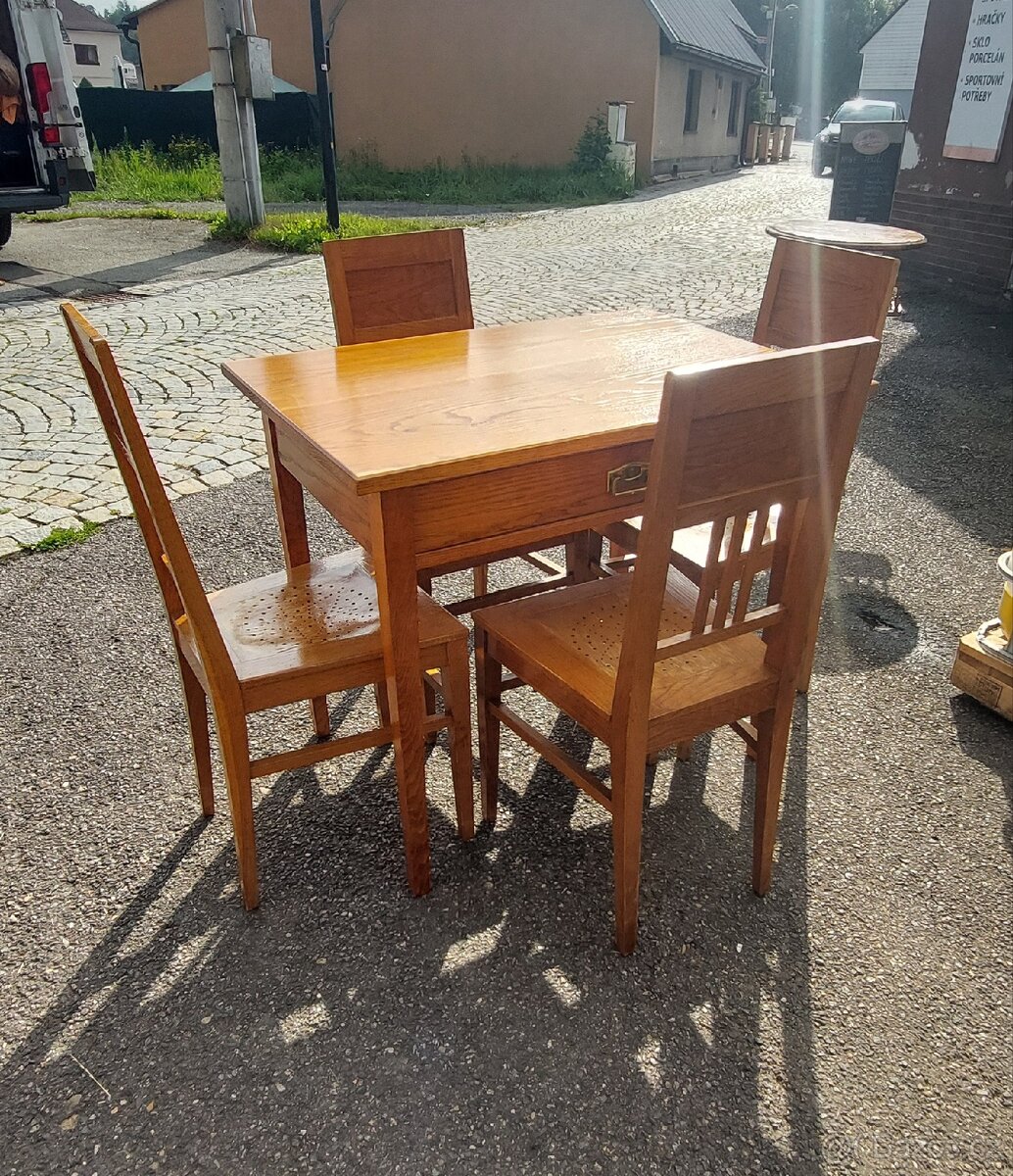 Dřevěný stůl + 4 židle