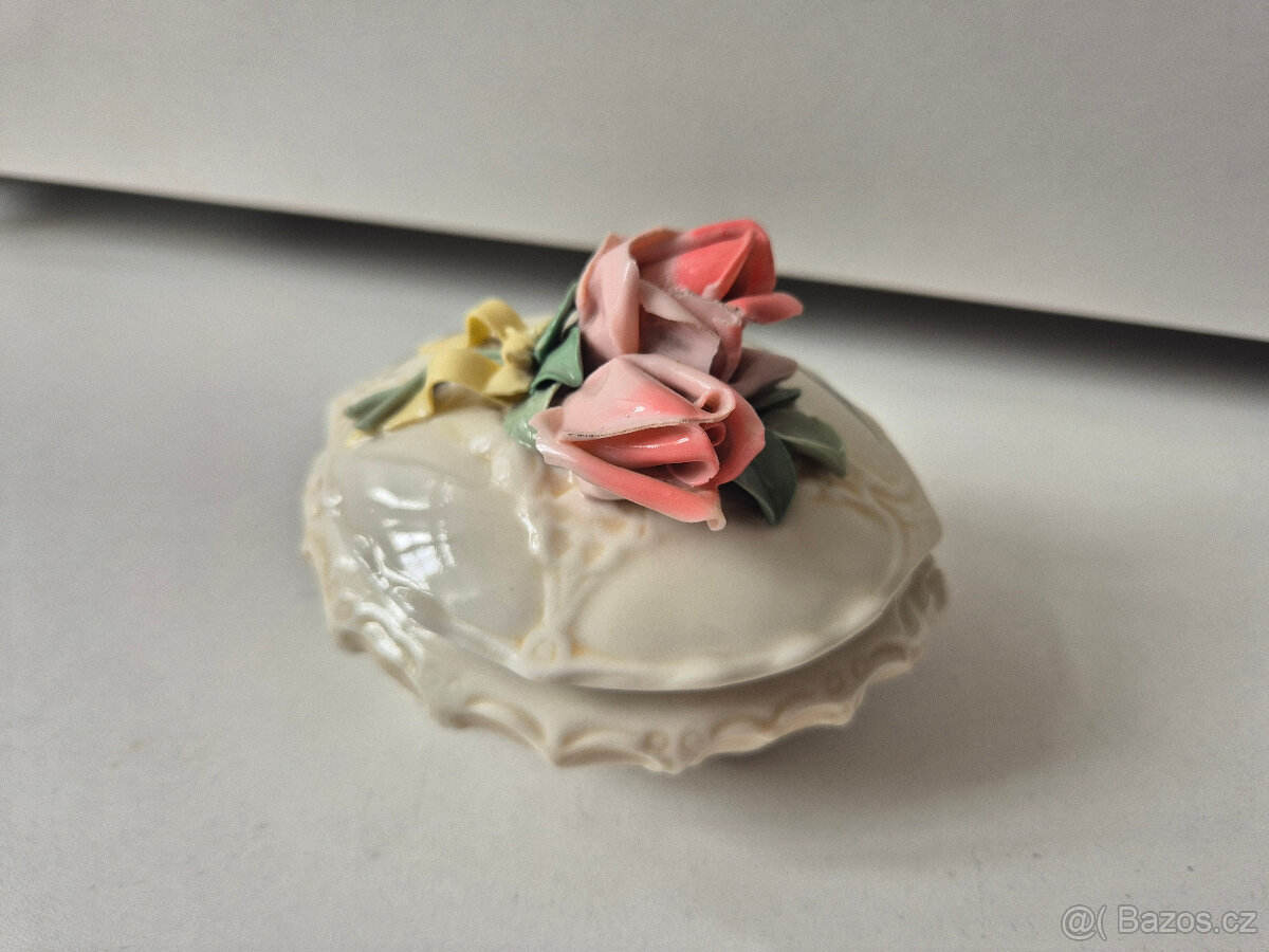 stará porcelánová dóza s růžemi